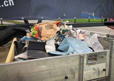 Restmüll_Politiker räumt auf